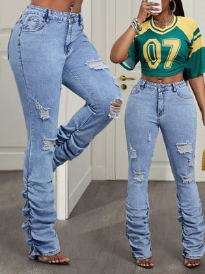 jeans in light blue featuring high-waisted and slim fit