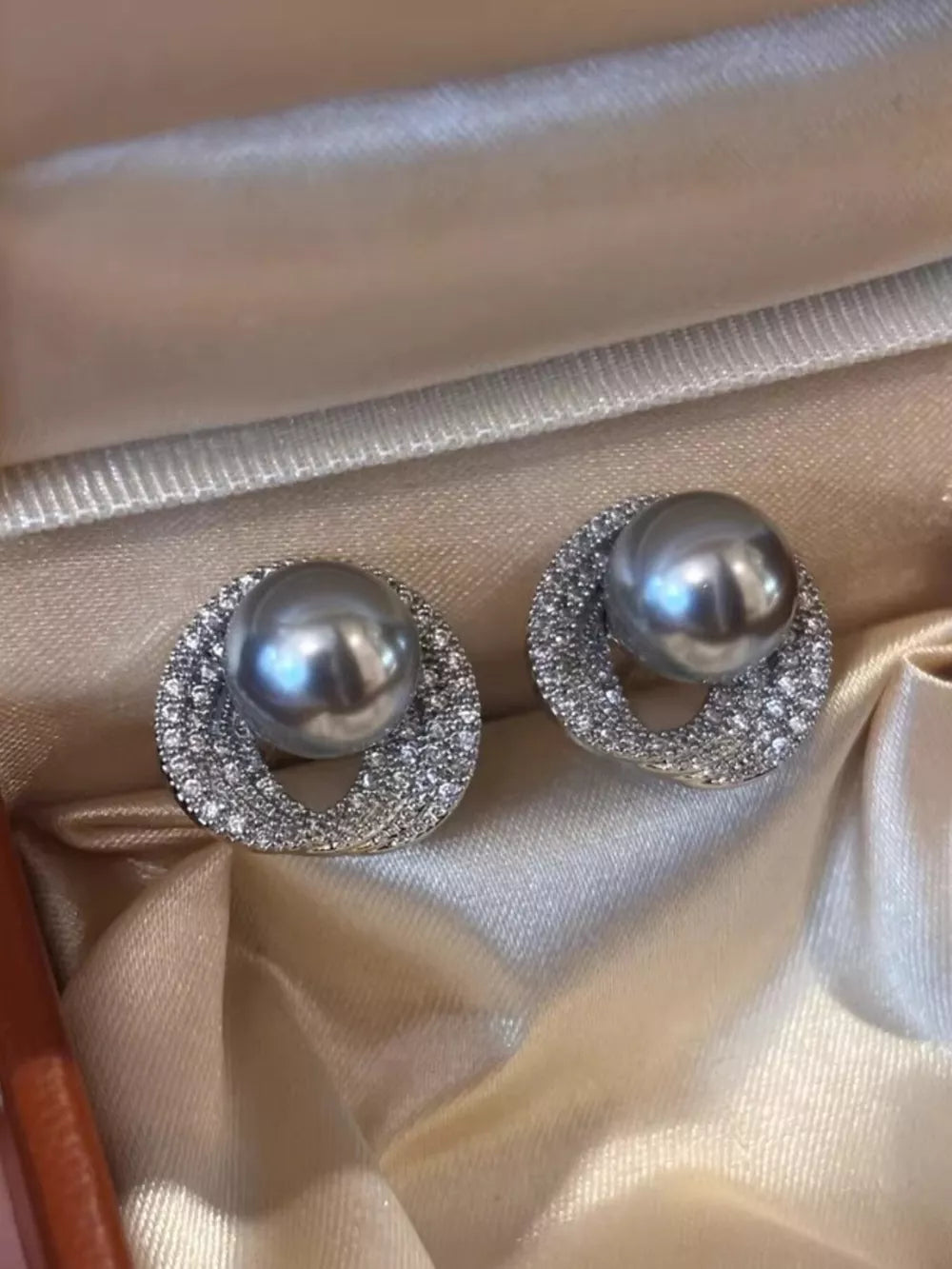 earrings in dark gray featuring stud and regular fit