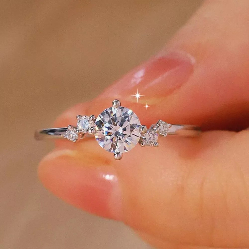ring in silver featuring adjustable and fitted fit