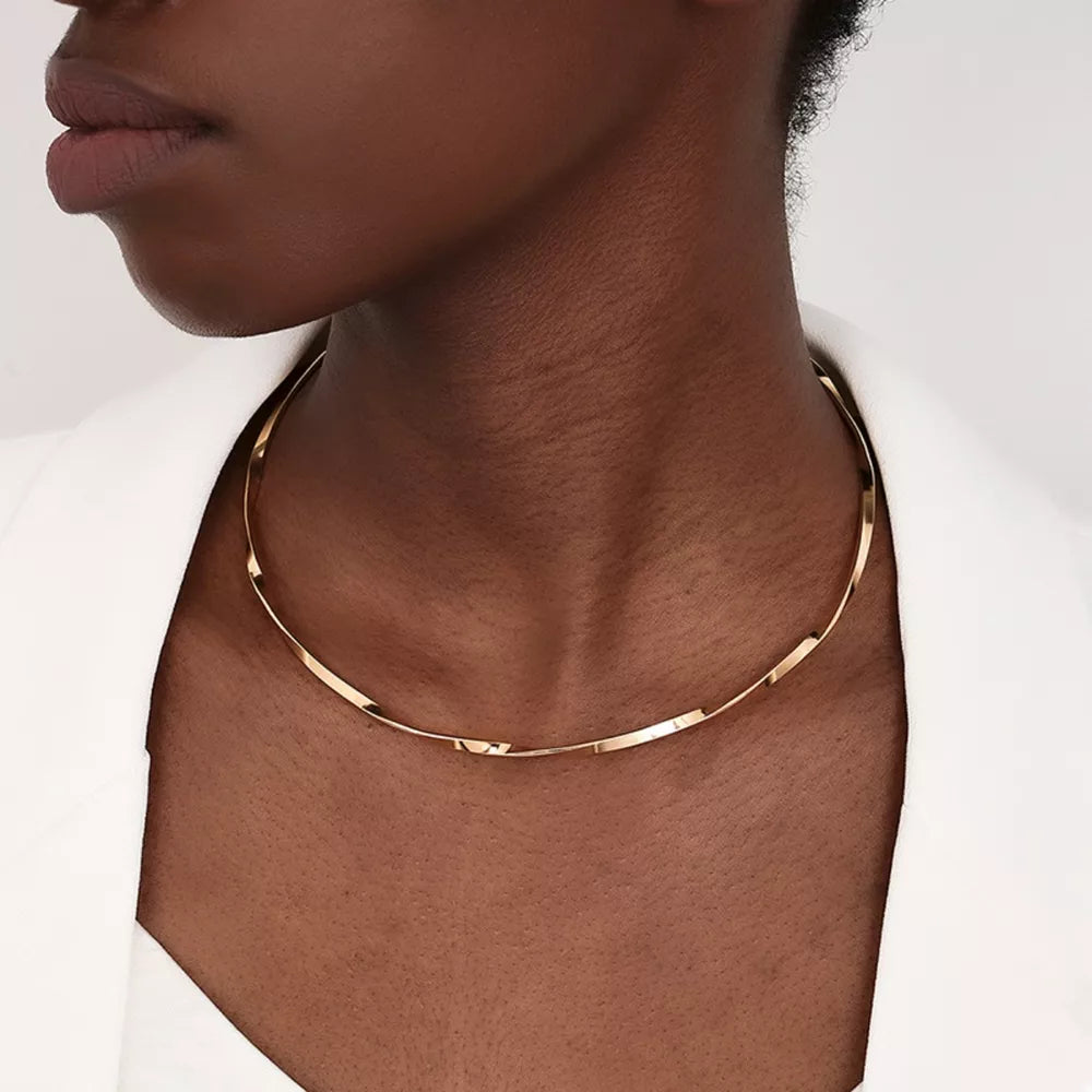 necklace in gold featuring gold-plated and fitted fit