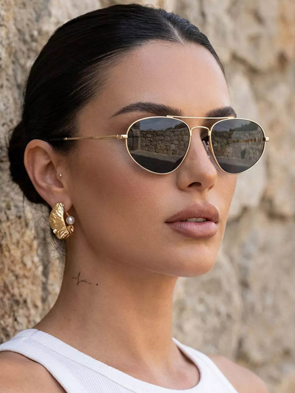 metal Frame material: Metal Lens material: Polycarbonate Temple material: Metal sunglasses in gold with aviator silhouette