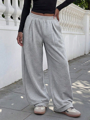 sweatpants in Black with elastic waist and full-length