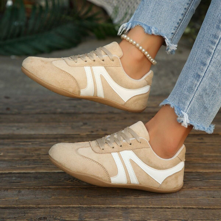 Beige sneakers with lace-up and color-block