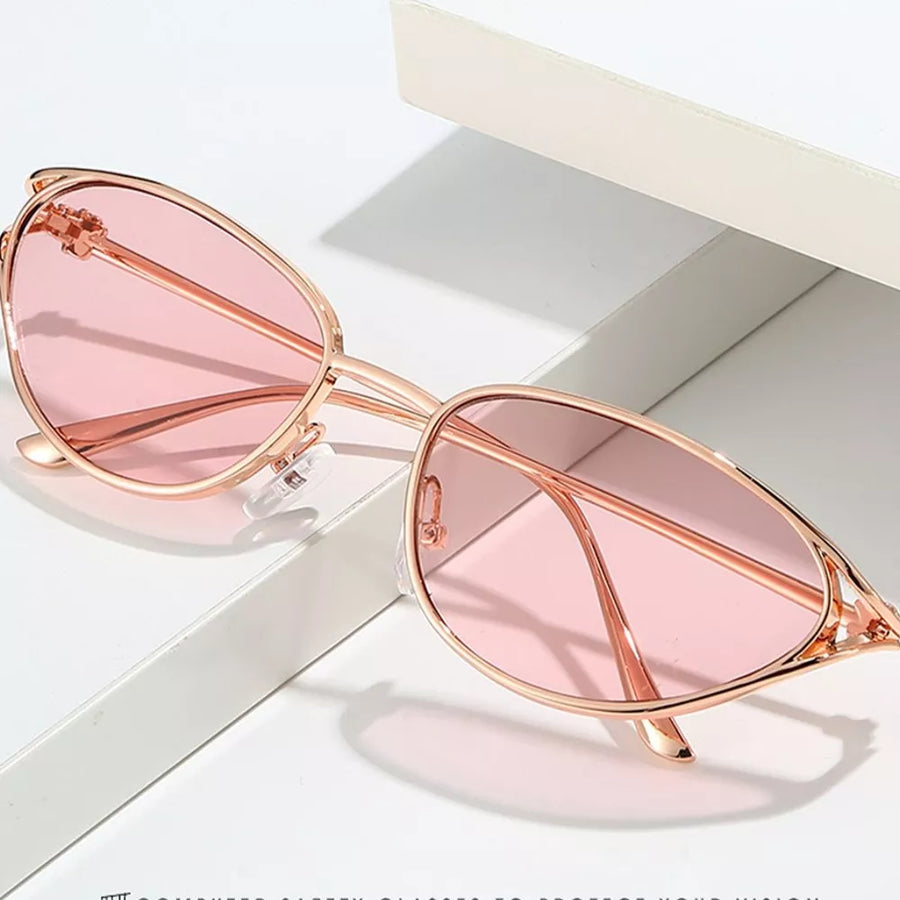 metal Frame material: Metal Lens material: Polycarbonate Temple material: Metal sunglasses in Blush Pink with cat-eye