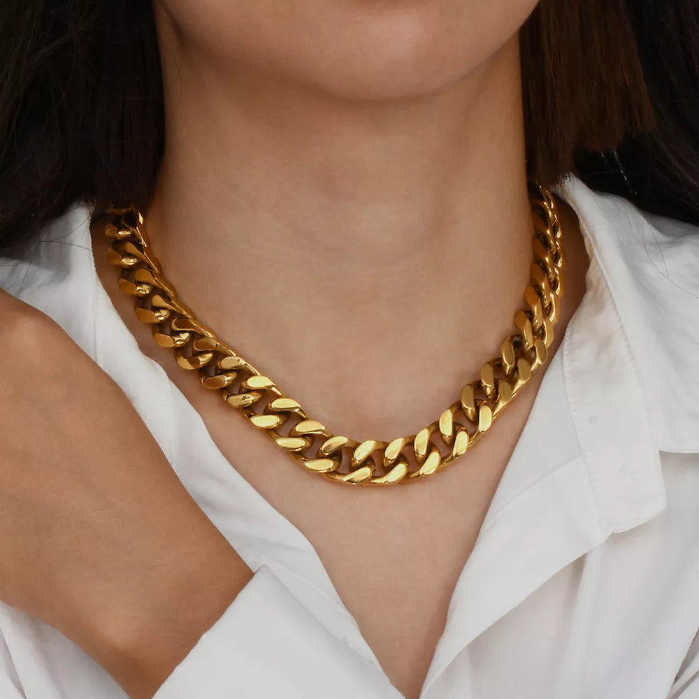 necklace in gold featuring chain link and straight fit