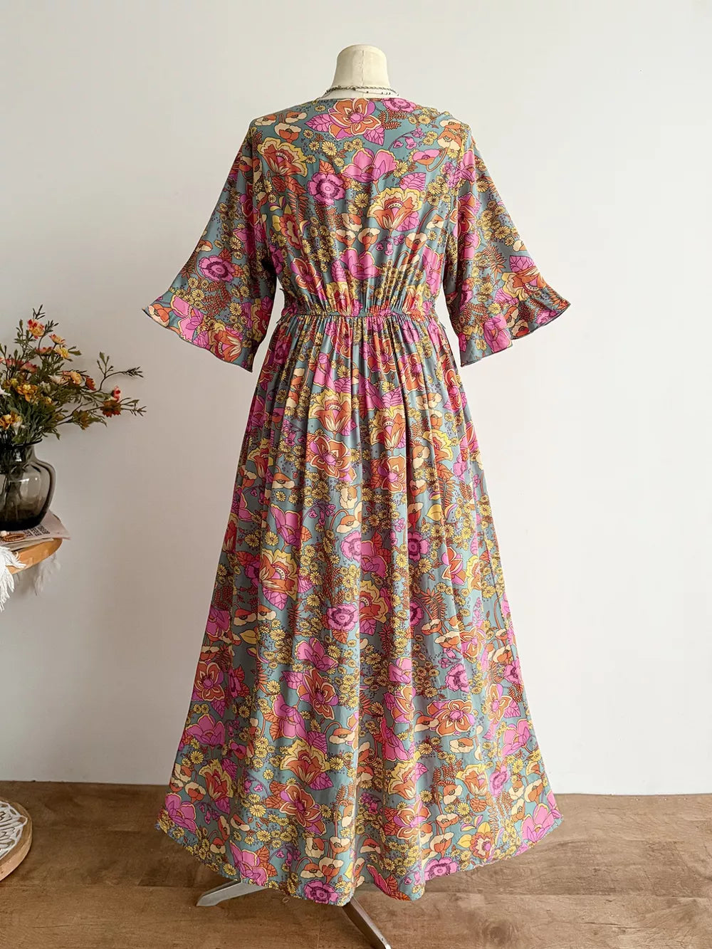 Maxi dress with floral print, elastic waist, and flutter sleeves in viscose.