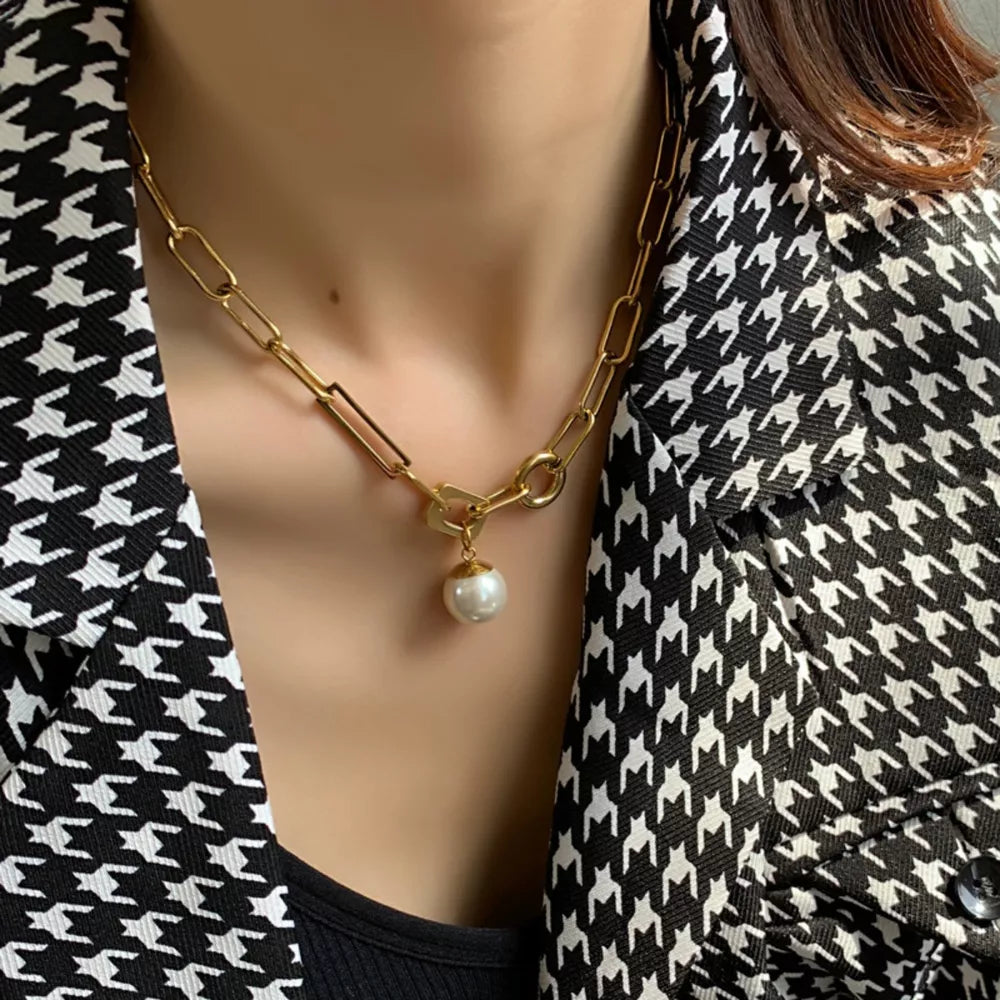 Synthetic Pearl, 18K Gold-Plated, Stainless Steel Care instructions: Avoid weari necklace in Gold with regular silhouette