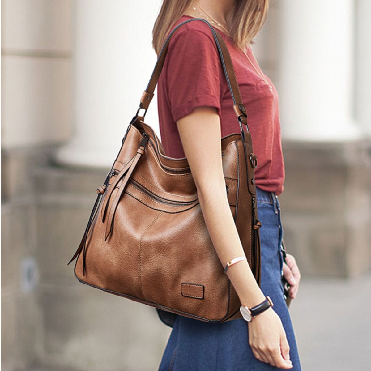 hobo bag in cognac featuring shoulder strap and hobo fit
