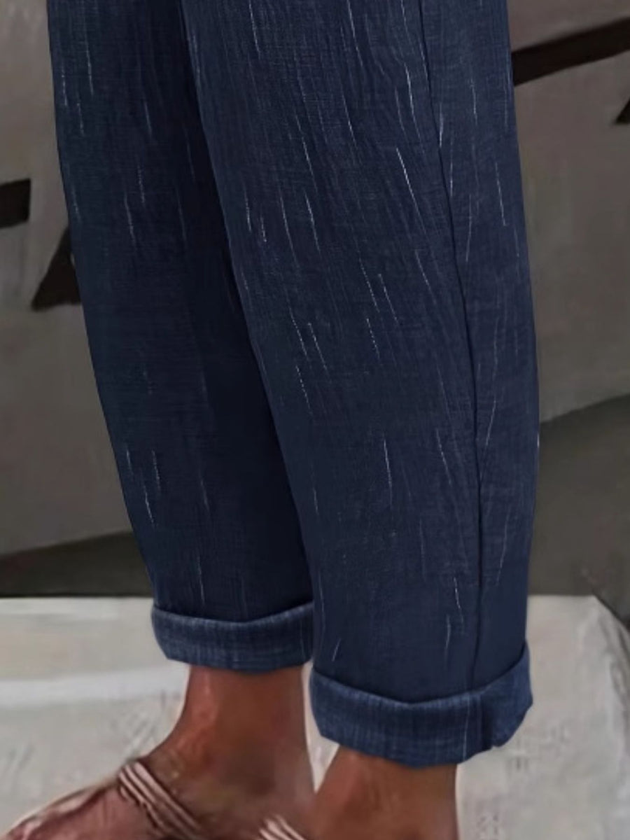 pants in Dark Brown with pocketed and cropped