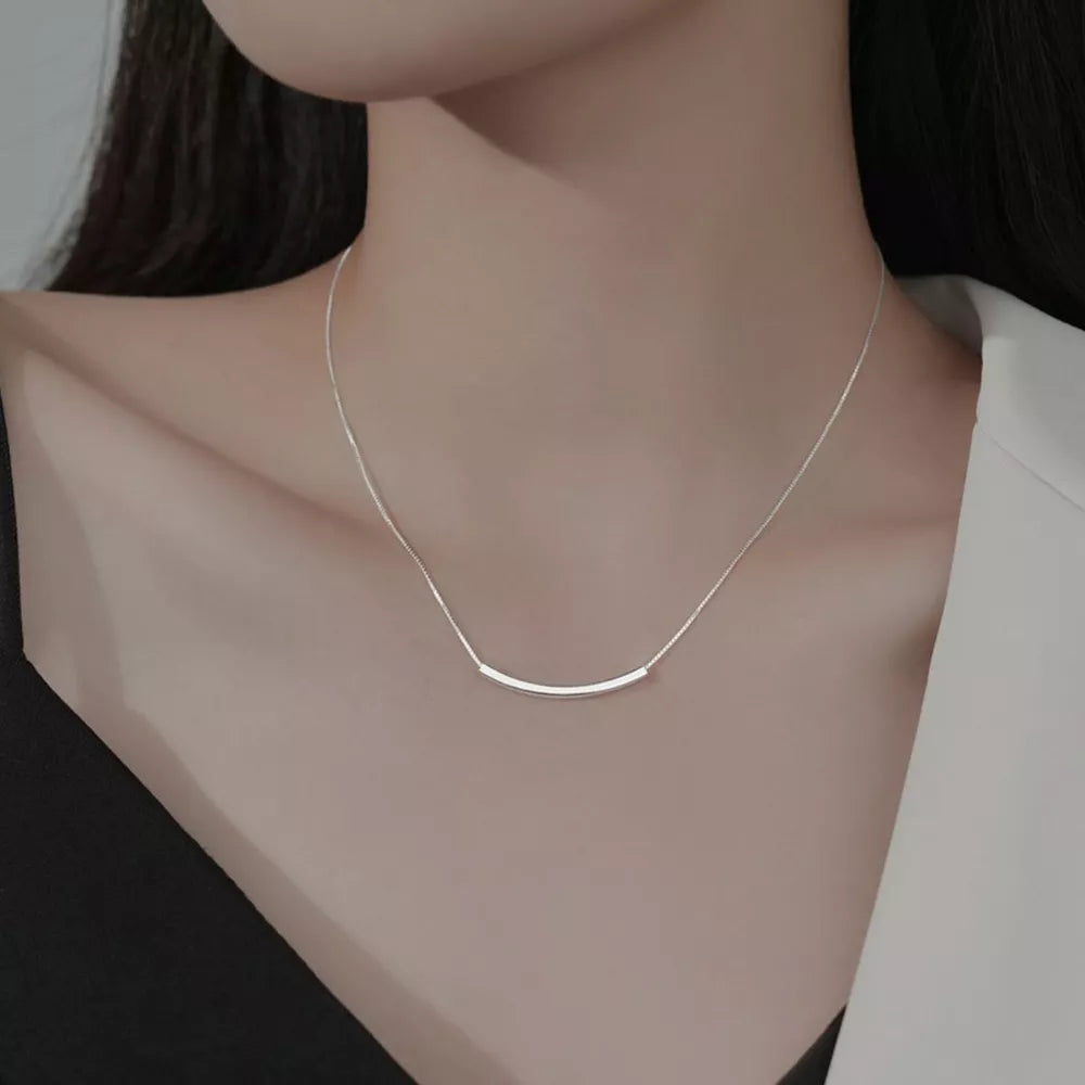 necklace in silver featuring pendant and straight fit