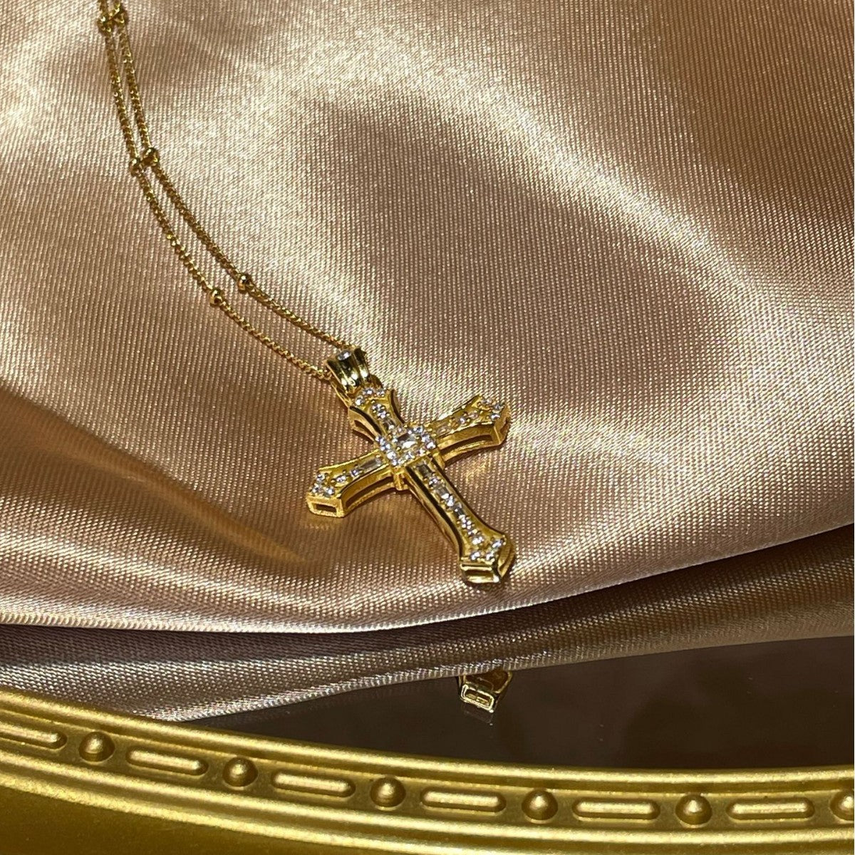 necklace in gold featuring 18K gold-plated and pendant necklace fit