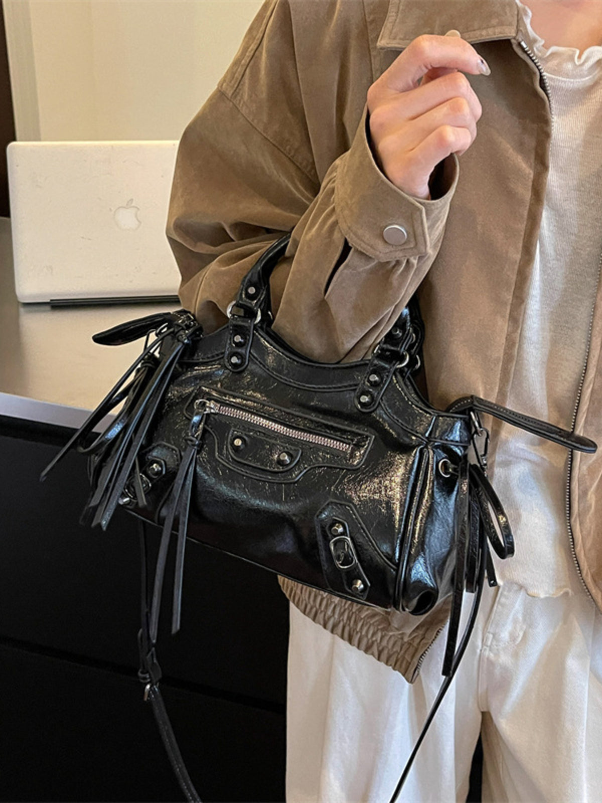handbag in black featuring tassels and structured fit