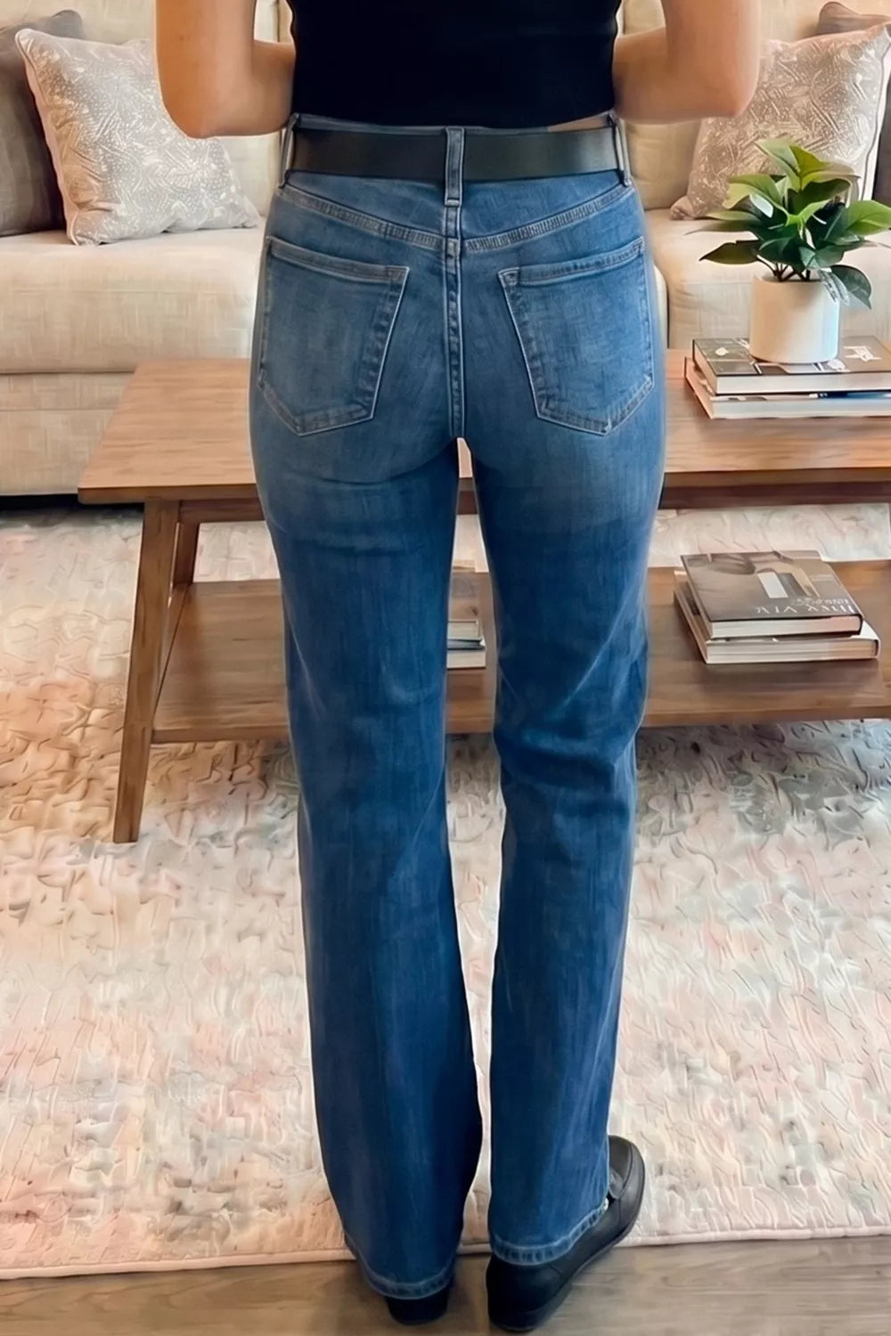 Seam-detail high-waisted jeans in blue denim with a straight leg cut.