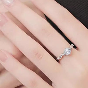 1 Carat 925 Sterling Silver Moissanite Ring in clear with moissanite gemstone