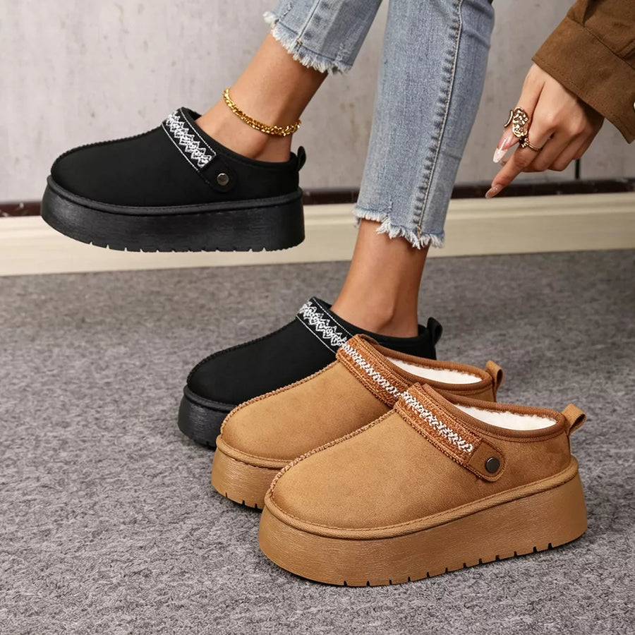 boots in black featuring platform sole and regular fit