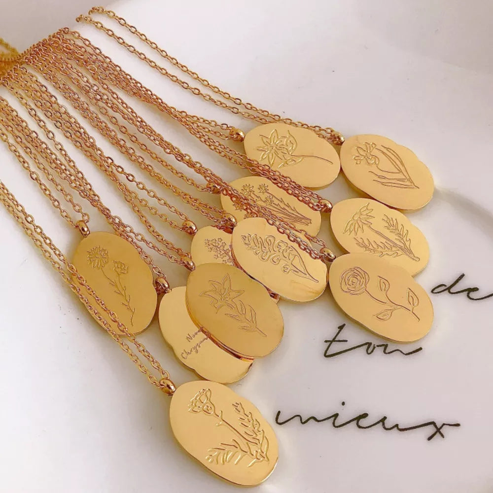 necklace in gold featuring engraved and oval fit