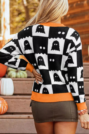 pullover sweater in white with checkerboard and ribbed cuffs