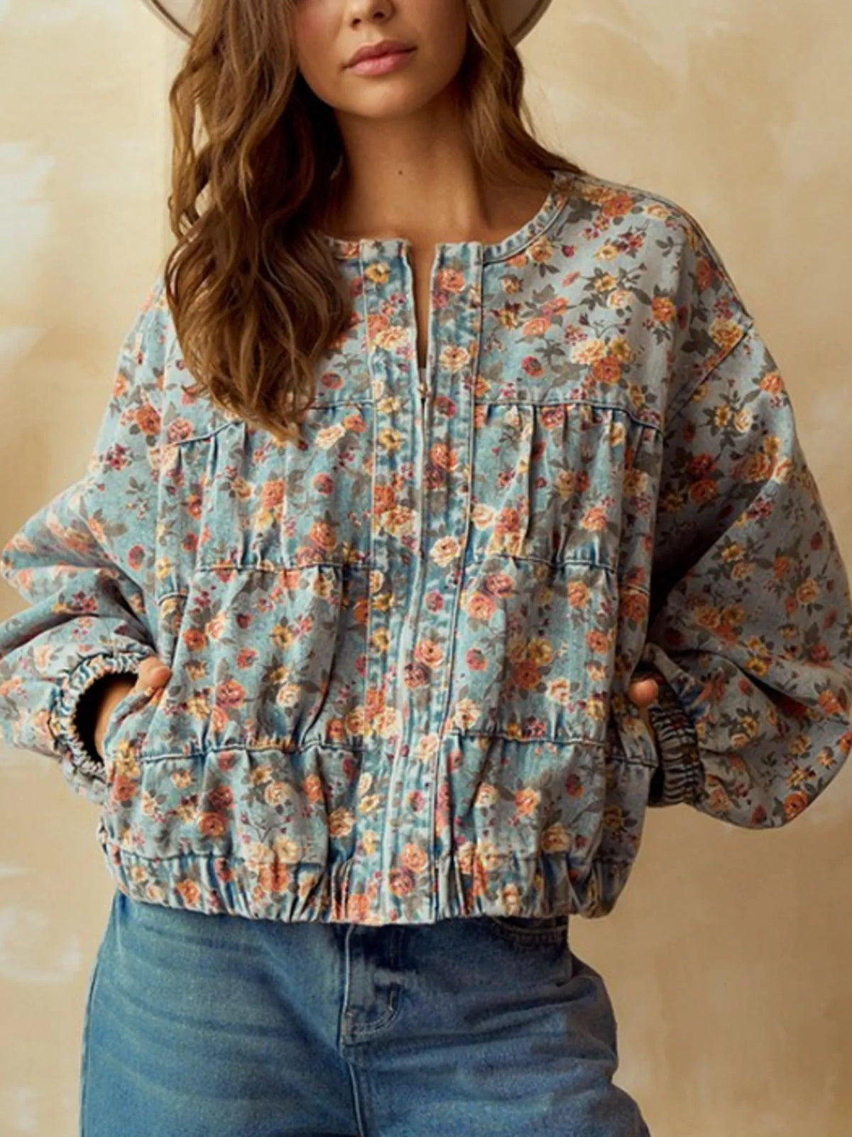 Cropped denim trucker jacket with floral print, elastic cuffs and hem