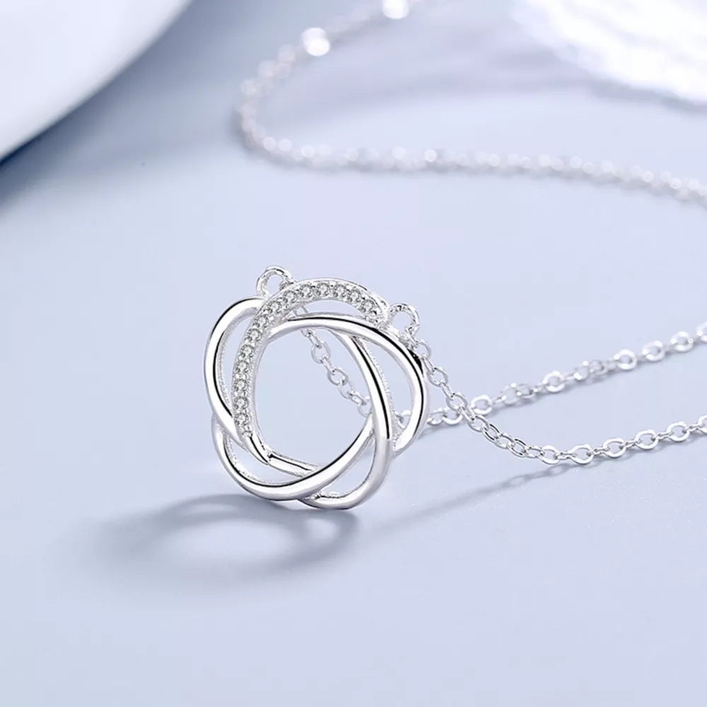 necklace in silver featuring zircon embellishment and interlocking circles fit