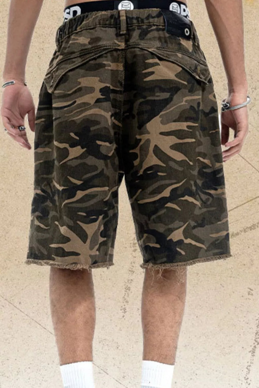 Men's Raw Hem Relaxed Fit Shorts in Black