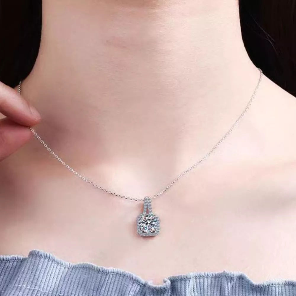 necklace in silver featuring pendant and delicate fit