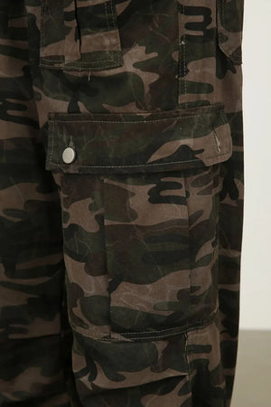 Wide-leg cargo trousers in green camouflage with multiple pockets and button closures.