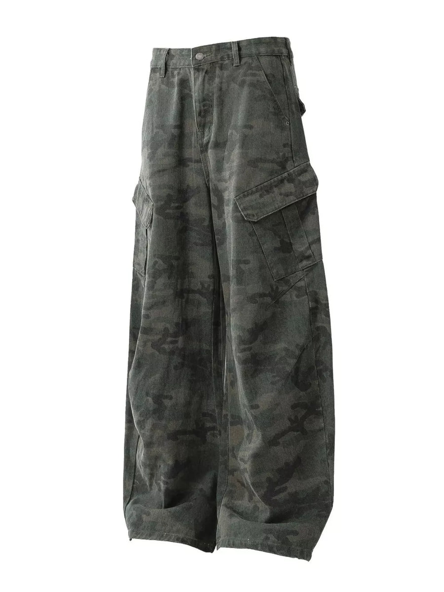 Green camouflage cargo pants in 100% cotton with baggy fit and button fly.