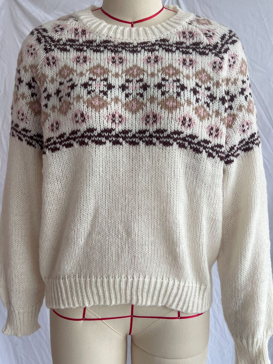 White regular pullover sweater with round neck