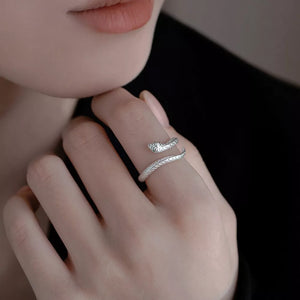 ring in silver featuring adjustable and fitted fit
