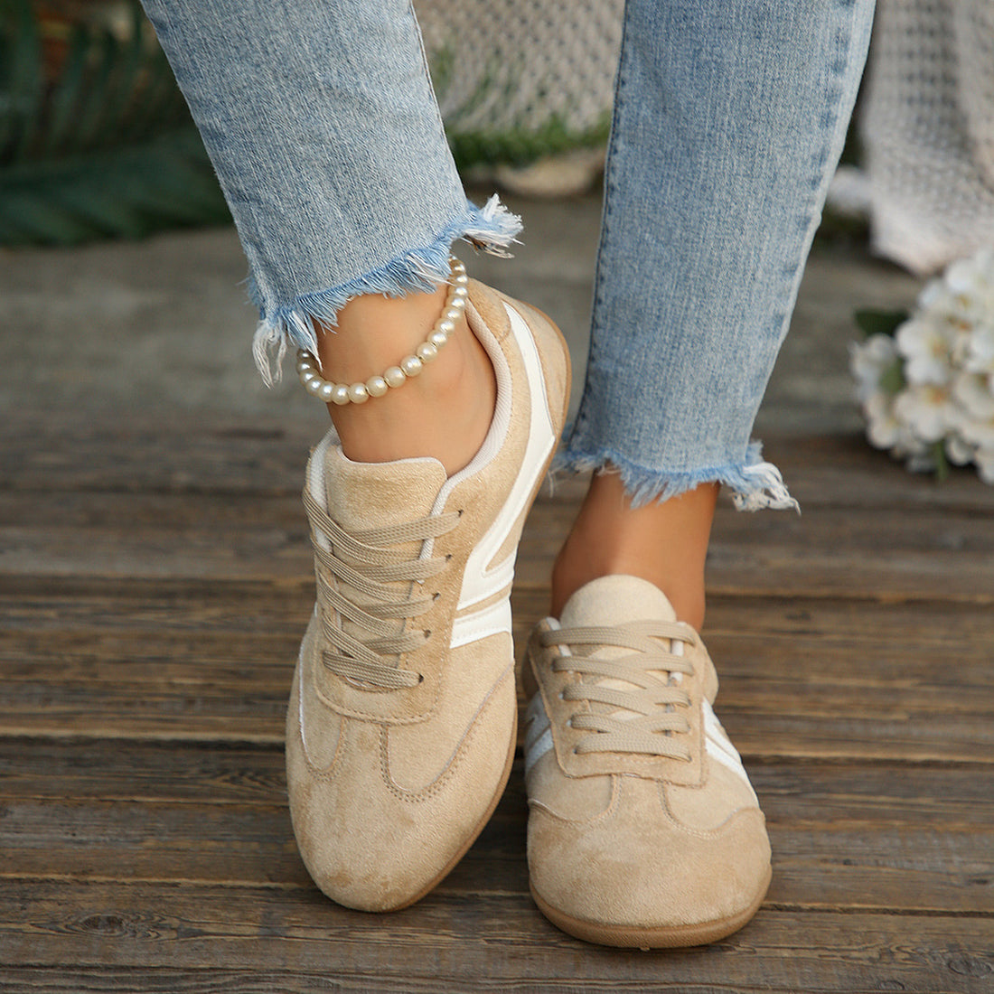 sneakers in beige with color-block and round toe