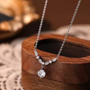 necklace in silver featuring zircon stones and straight fit