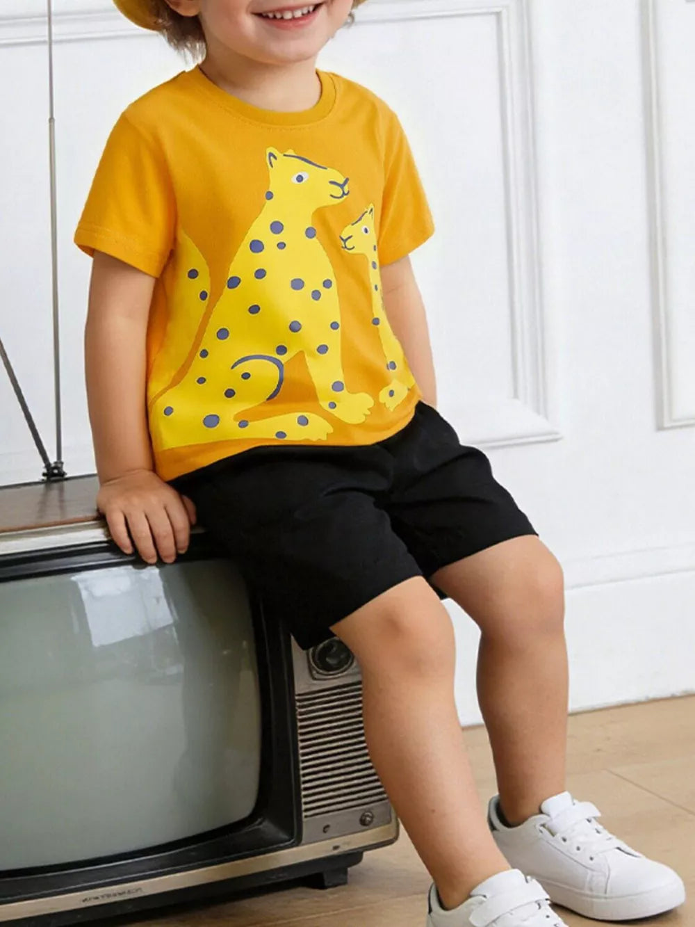 Playful leopard graphic toddler t-shirt
