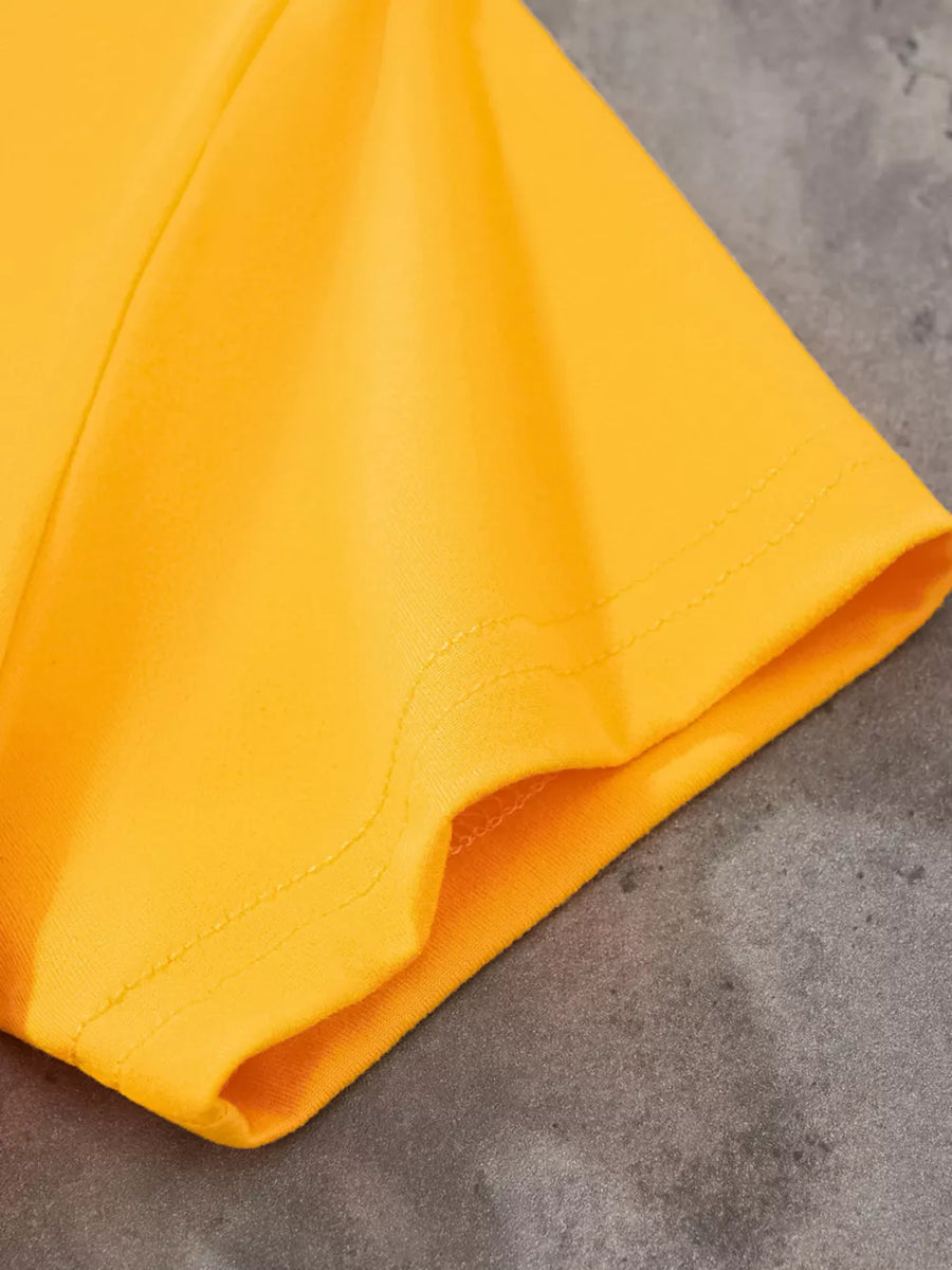 Yellow t-shirt with crew neck and short sleeves, made of cotton.