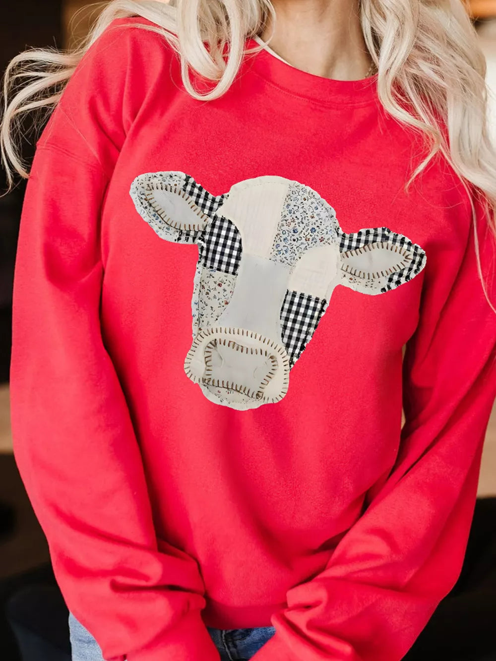 sweatshirt in red featuring drop shoulder and relaxed fit