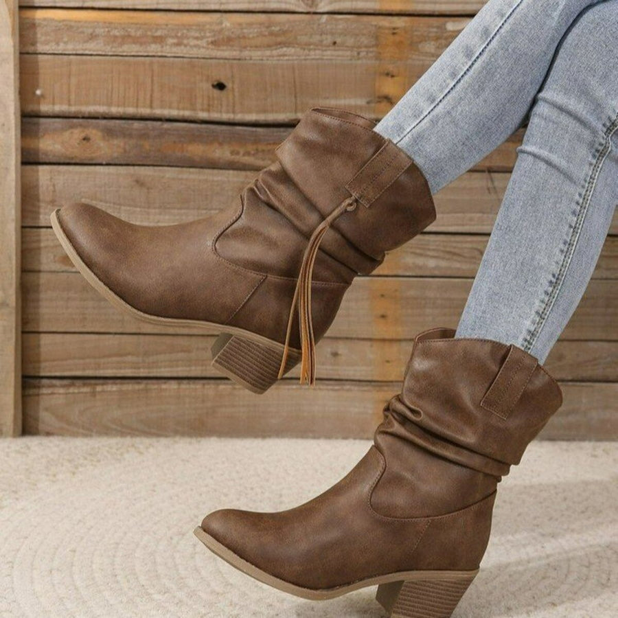 boots in Gold with round toe and ankle-length