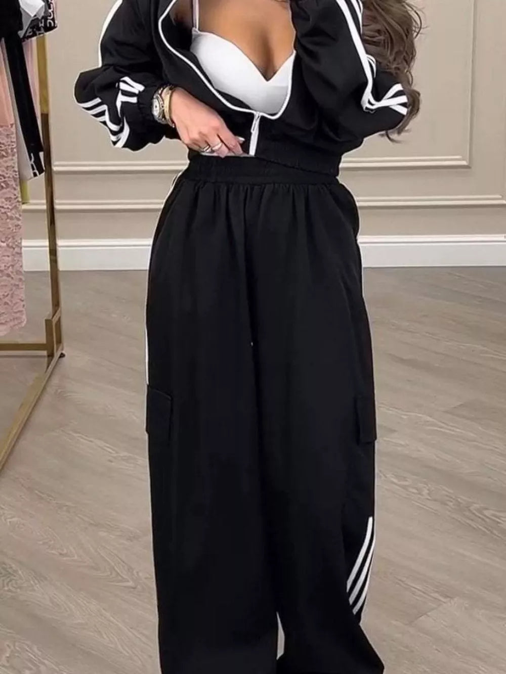 tracksuit in white with striped and pocketed