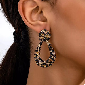 earrings in gold featuring dangle and straight fit