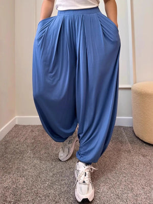 wide-leg pants in black