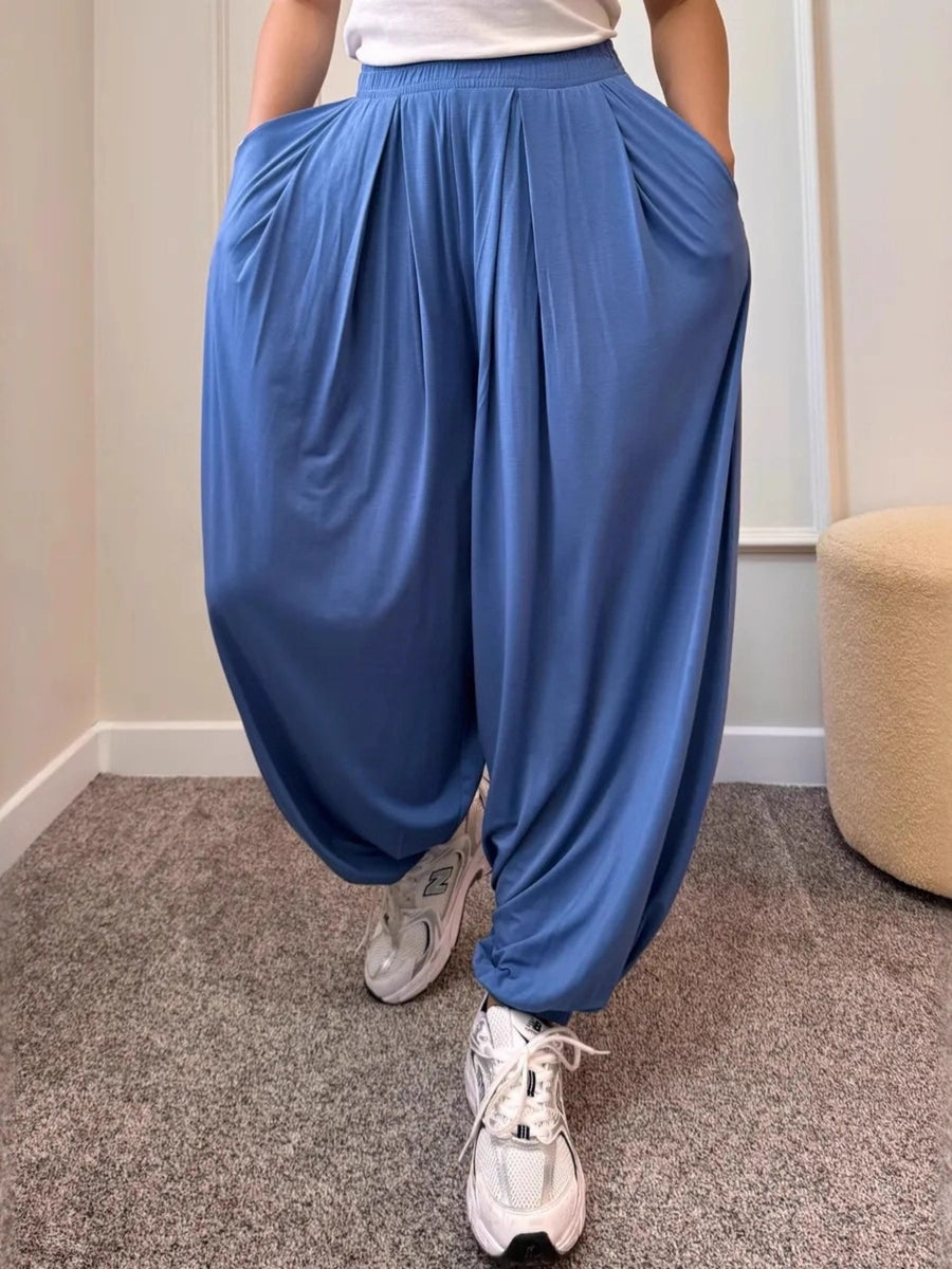 wide-leg pants in black