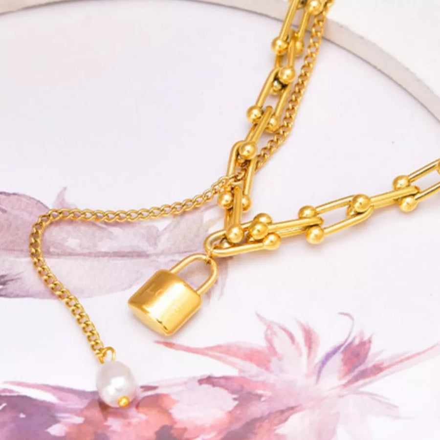 necklace in gold