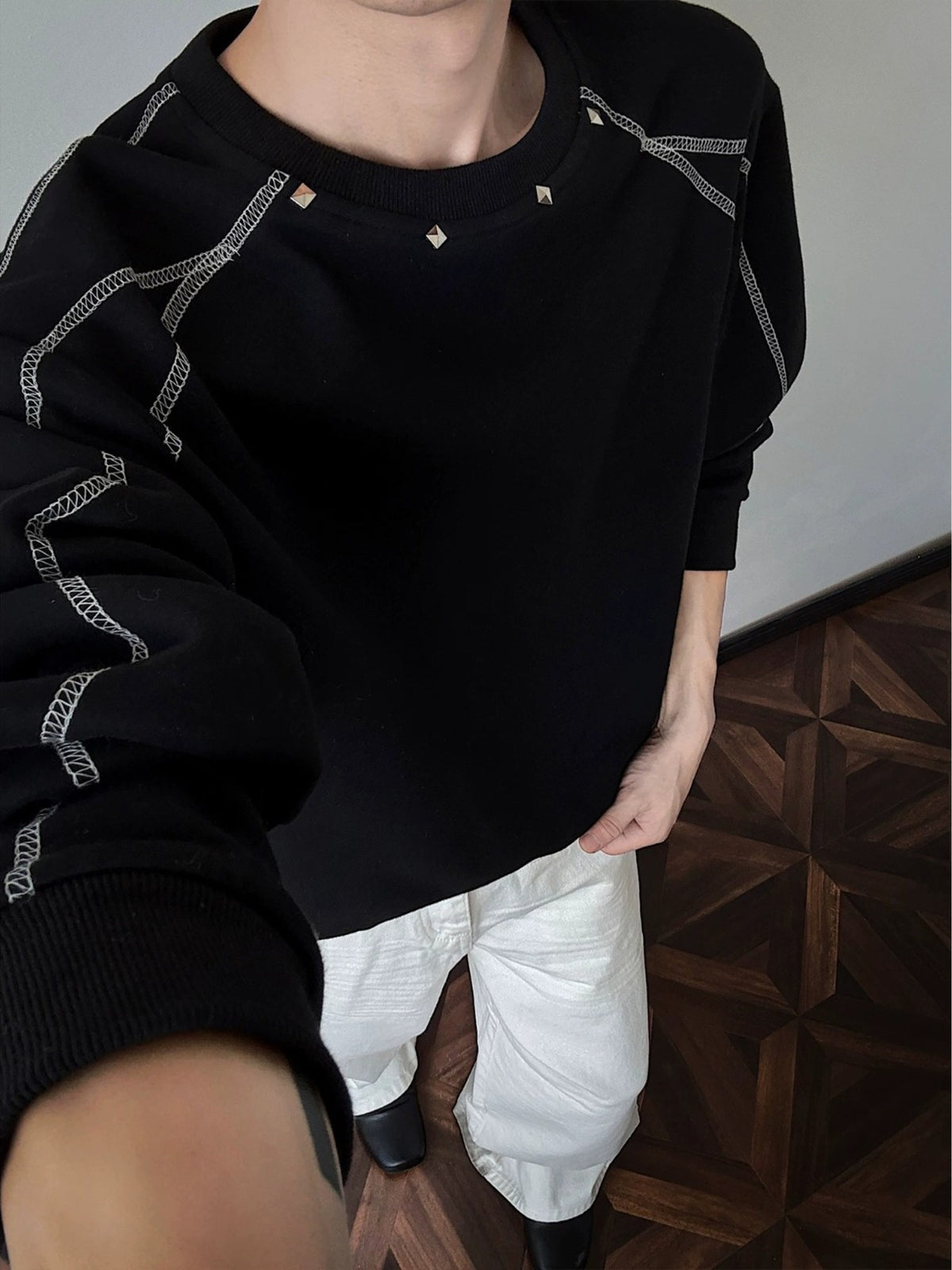 sweatshirt in black featuring studded and regular fit