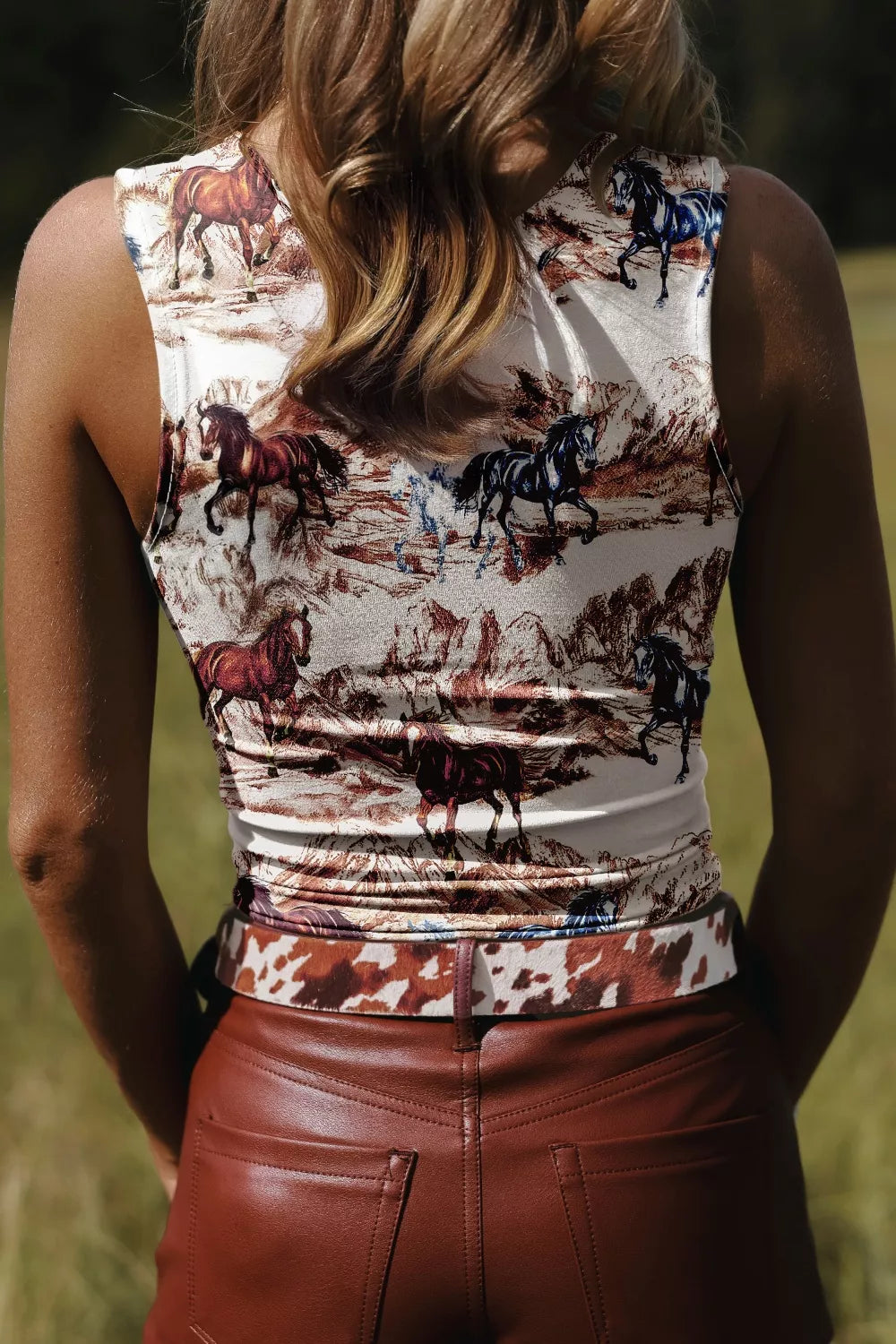 Western-inspired slim fit tank top with horse print in white polyester, featuring a scoop neck.