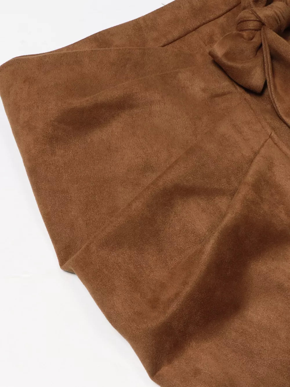 Brown midi skirt with tie detail and slit, made of soft fabric.
