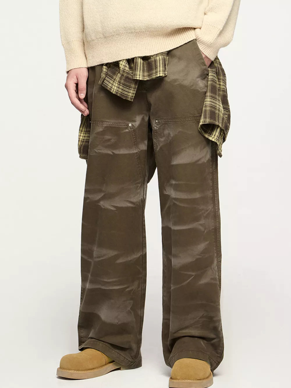Men's olive green cotton cargo pants with a pocketed design and relaxed fit.
