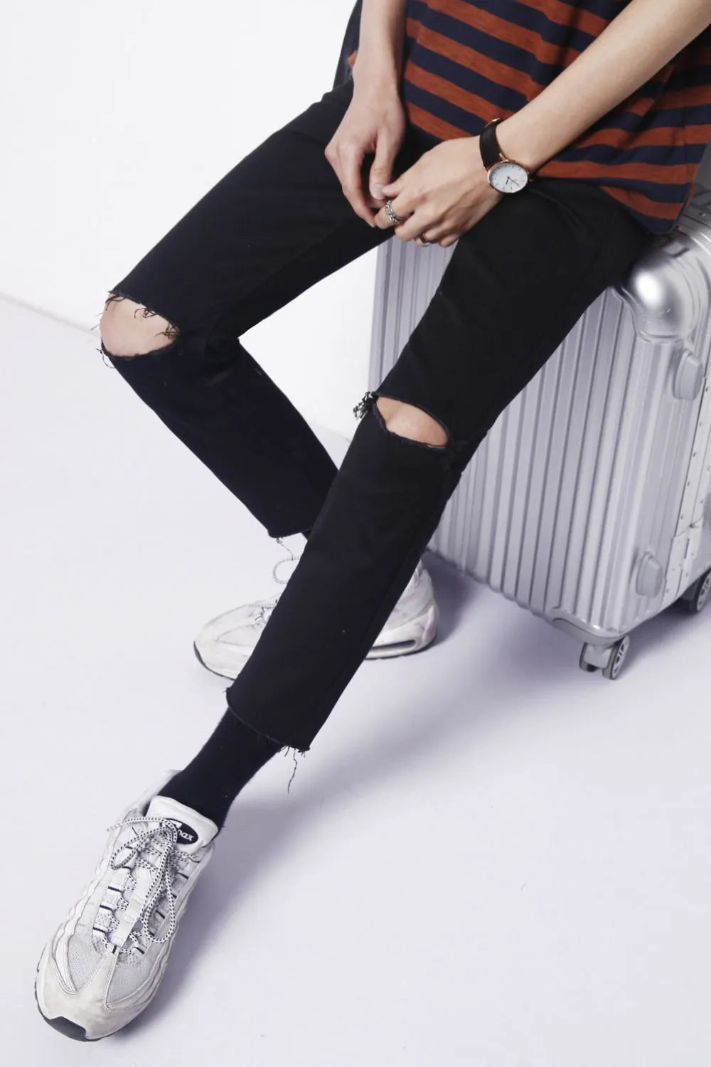Distressed knee skinny jeans in dark cotton with ripped details.