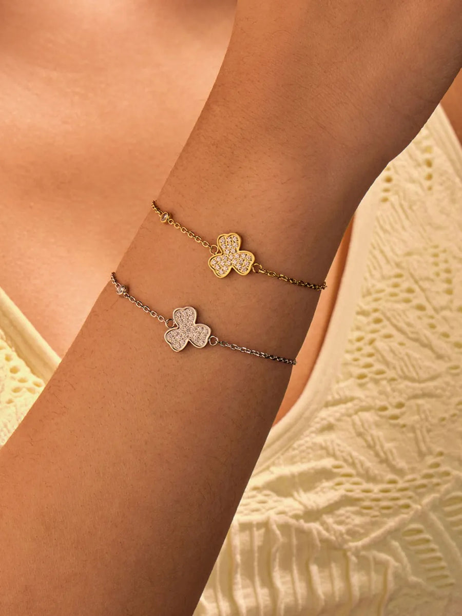 bracelet in gold featuring clover charm and chain fit