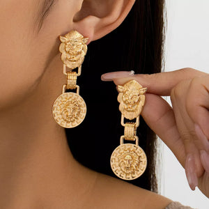 earrings in gold featuring drop and regular fit