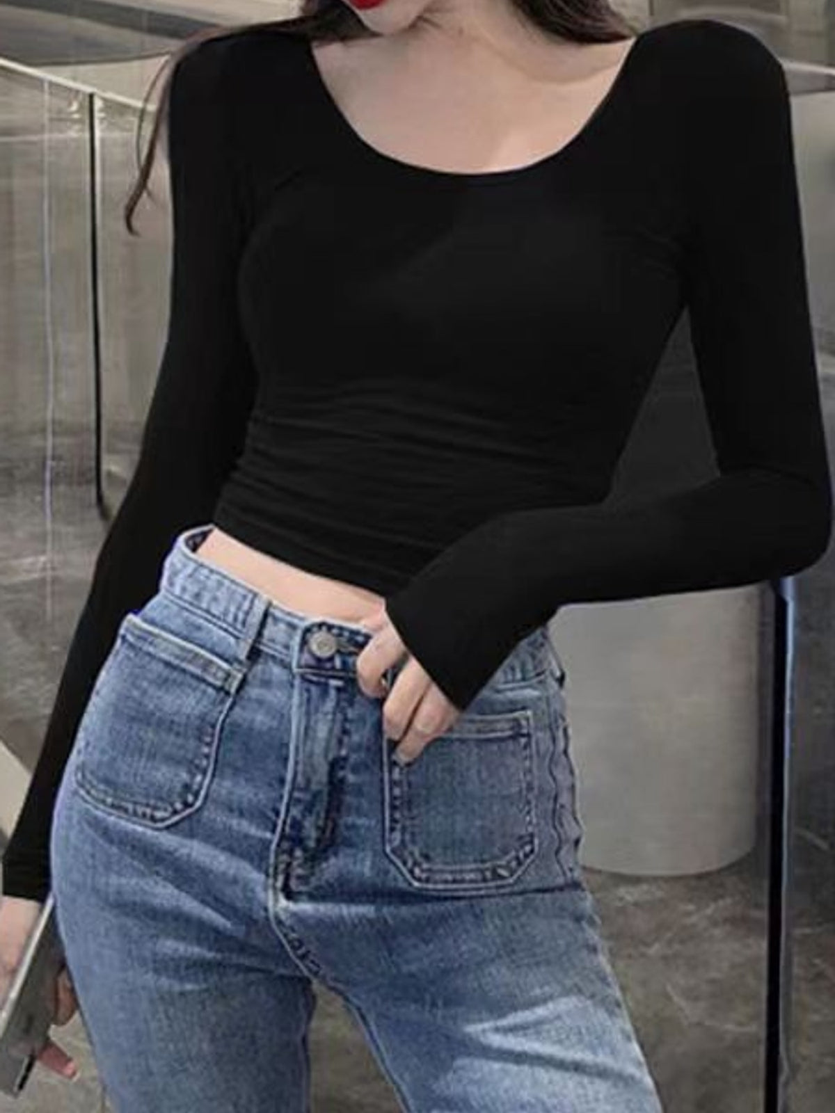crop top in black featuring stretch and fitted fit
