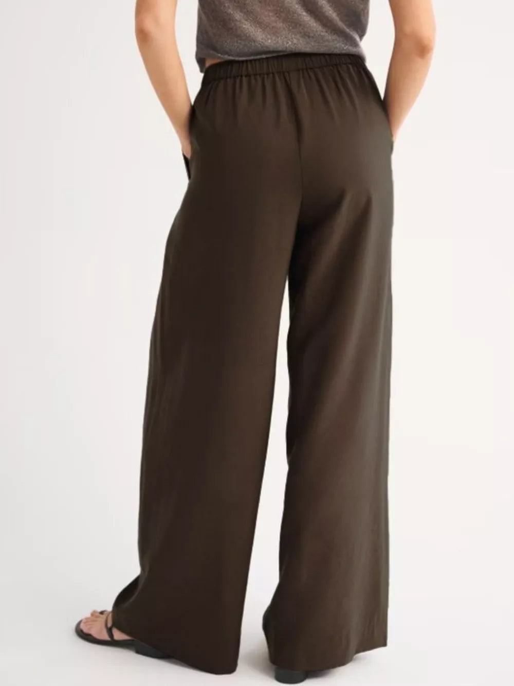 wide-leg pants in Black with pocketed and full-length