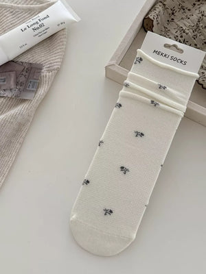 socks in cream featuring elastic cuff and fitted fit